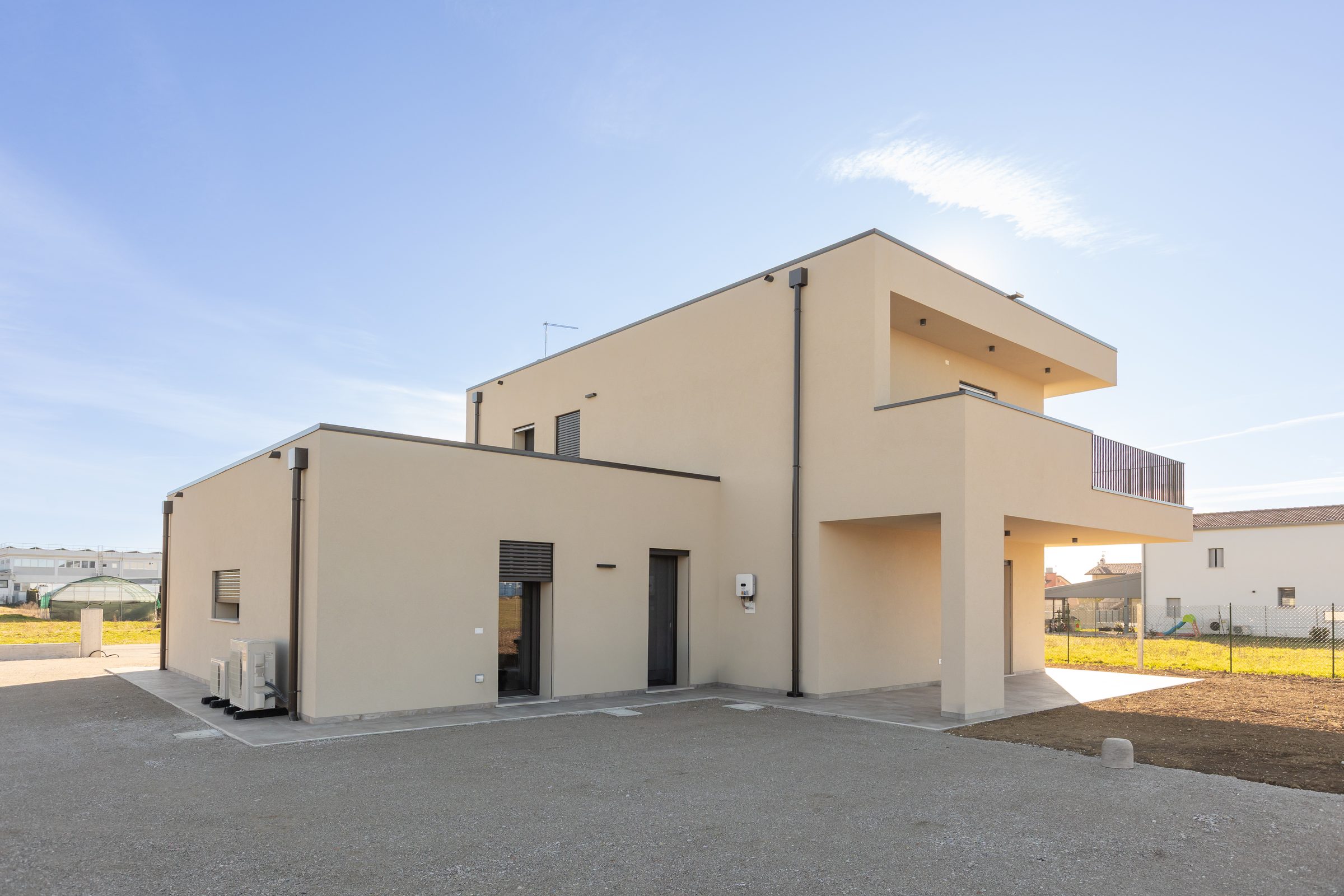 Villa in costruzione con gru