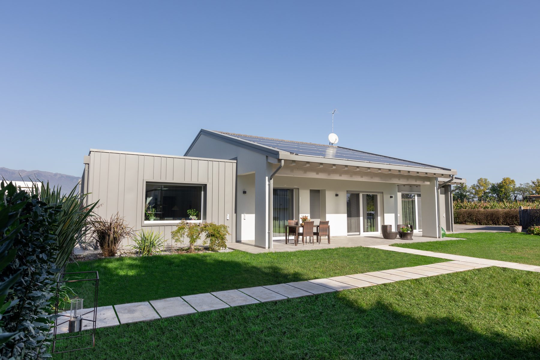 Villa unifamiliare con portico e fotovoltaico