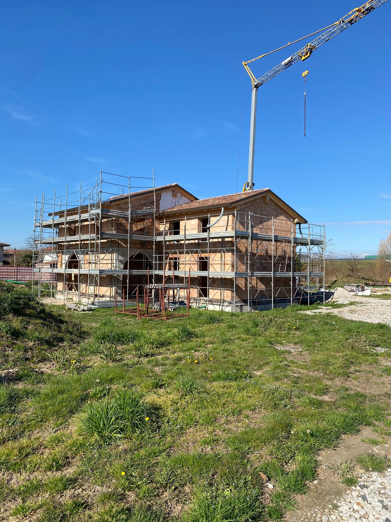 Villa al grezzo con gru di cantiere